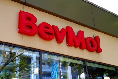 Los Angeles, California - 9 Temmuz 2024: BevMo! Amerikan perakende zinciri alkollü içeceklerin satışına odaklanıyor