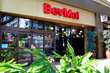 Los Angeles, California - 9 Temmuz 2024: BevMo! Amerikan perakende zinciri alkollü içeceklerin satışına odaklanıyor