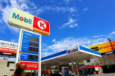 Los Angeles, California - 17 Temmuz 2024: MOBIL Benzin İstasyonu ve Circle K Store tabelası. MOBIL ExxonMobil ve Circle K Store markasıdır.