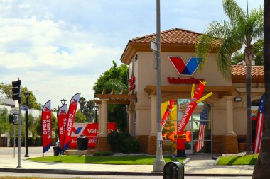 Los Angeles, Kaliforniya - 17 Temmuz 2024: Valvoline Anında Yağ Değişikliği, birçok farklı otomobil türü için önleyici bakım hizmetleri sunan Amerikan şirketi