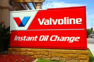 Los Angeles, Kaliforniya - 17 Temmuz 2024: Valvoline Anında Yağ Değişikliği, birçok farklı otomobil türü için önleyici bakım hizmetleri sunan Amerikan şirketi
