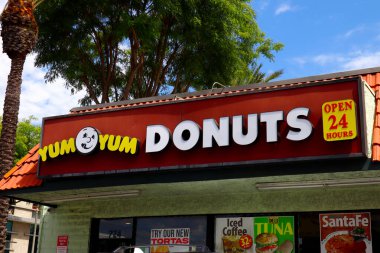 Los Angeles, Kaliforniya - 17 Temmuz 2024: Los Angeles, Kaliforniya: Yum-Yum Donutları, Kaliforniya merkezli Amerikan donut mağaza zinciri