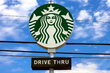 Los Angeles, California - 17 Temmuz 2024: Starbucks Drive Thru, Amerika çok uluslu kahve ve roastery rezervleri zinciri