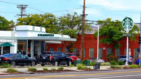 Los Angeles, California - 17 Temmuz 2024: Starbucks Drive Thru, Amerika çok uluslu kahve ve roastery rezervleri zinciri