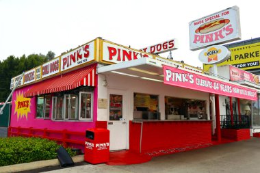Los Angeles, California - 20 Temmuz 2024: Pink 's Hot Dogs, 1939' dan beri Los Angeles, 709 N La Brea Ave 'de bulunan bir Hollywood efsanesi.