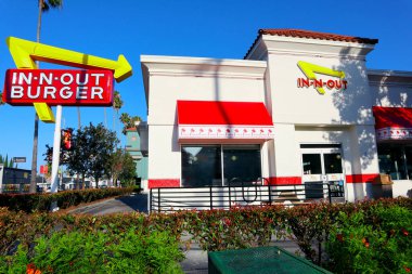 Los Angeles, California - 20 Temmuz 2024: In-N-Out Burger Restoranı. Öncelikli olarak Güneybatı ve Pasifik Sahili 'nde konumları olan Amerikan Fast Food Restoranlar zinciri.
