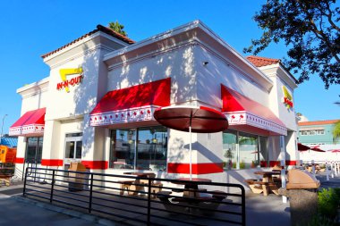 Los Angeles, California - 20 Temmuz 2024: In-N-Out Burger Restoranı. Öncelikli olarak Güneybatı ve Pasifik Sahili 'nde konumları olan Amerikan Fast Food Restoranlar zinciri.