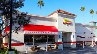Los Angeles, California - 20 Temmuz 2024: In-N-Out Burger Restoranı. Öncelikli olarak Güneybatı ve Pasifik Sahili 'nde konumları olan Amerikan Fast Food Restoranlar zinciri.