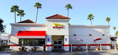 Los Angeles, California - 20 Temmuz 2024: In-N-Out Burger Restoranı. Öncelikli olarak Güneybatı ve Pasifik Sahili 'nde konumları olan Amerikan Fast Food Restoranlar zinciri. 