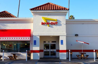 Los Angeles, California - 20 Temmuz 2024: In-N-Out Burger Restoranı. Öncelikli olarak Güneybatı ve Pasifik Sahili 'nde konumları olan Amerikan Fast Food Restoranlar zinciri.