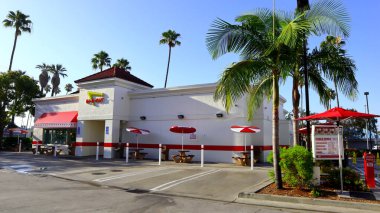 Los Angeles, California - 20 Temmuz 2024: In-N-Out Burger Restoranı. Öncelikli olarak Güneybatı ve Pasifik Sahili 'nde konumları olan Amerikan Fast Food Restoranlar zinciri.