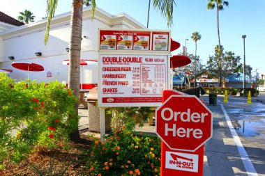 Los Angeles, California - 20 Temmuz 2024: In-N-Out Burger Restoranı. Öncelikli olarak Güneybatı ve Pasifik Sahili 'nde konumları olan Amerikan Fast Food Restoranlar zinciri.