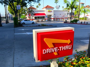 Los Angeles, California - 20 Temmuz 2024: In-N-Out Burger Restoranı. Öncelikli olarak Güneybatı ve Pasifik Sahili 'nde konumları olan Amerikan Fast Food Restoranlar zinciri.