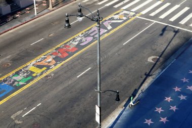 Hollywood, Los Angeles, Kaliforniya 19 Haziran 2024: Hollywood Bulvarı, Hollywood ve Highland Eğlence Merkezi 'nden Şöhret Yolu, Ovation Hollywood ve Dolby Tiyatrosu terası