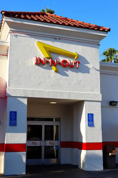 Los Angeles, California - 20 Temmuz 2024: In-N-Out Burger Restoranı. Öncelikli olarak Güneybatı ve Pasifik Sahili 'nde konumları olan Amerikan Fast Food Restoranlar zinciri.