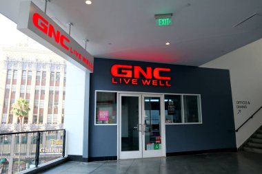 Batı Hollywood, California - 20 Temmuz 2024: GNC Genel Beslenme Merkezleri, Amerikan çokuluslu perakende ve beslenme imalat firması, sağlık hizmetlerini desteklemek için protein tozu ve takviye ürünleri satmaktadır.