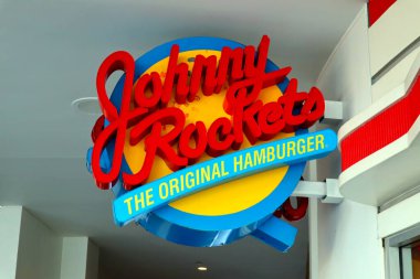 Hollywood, Los Angeles, California - 20 Temmuz 2024: Johnny Rockets, Orijinal Hamburger. Ovation Hollywood 'da ikonik burger, milkshake, patates kızartması ve eğlence.