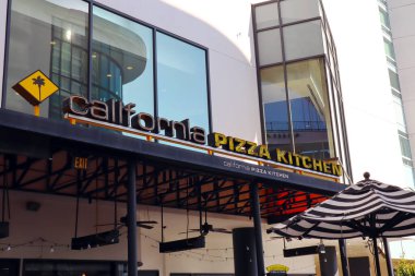 Hollywood, Los Angeles, California - 20 Temmuz 2024 Kaliforniya Pizza Mutfağı, Kaliforniya usulü pizza üzerine uzmanlaşmış ve BBBQ Tavuk Pizzası