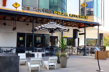 Hollywood, Los Angeles, California - 20 Temmuz 2024 Kaliforniya Pizza Mutfağı, Kaliforniya usulü pizza üzerine uzmanlaşmış ve BBBQ Tavuk Pizzası