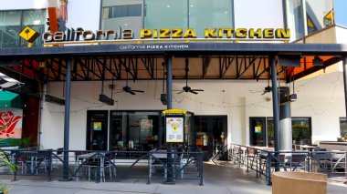 Hollywood, Los Angeles, California - 20 Temmuz 2024 Kaliforniya Pizza Mutfağı, Kaliforniya usulü pizza üzerine uzmanlaşmış ve BBBQ Tavuk Pizzası