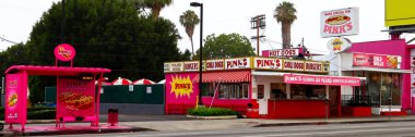 Los Angeles, California - 20 Temmuz 2024: Pink 's Hot Dogs, 1939' dan beri Los Angeles, 709 N La Brea Ave 'de bulunan bir Hollywood efsanesi.