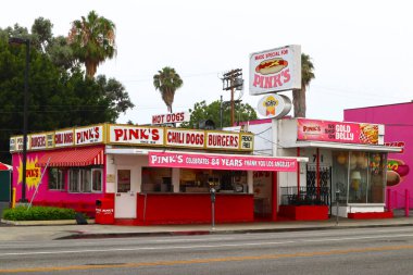 Los Angeles, California - 20 Temmuz 2024: Pink 's Hot Dogs, 1939' dan beri Los Angeles, 709 N La Brea Ave 'de bulunan bir Hollywood efsanesi.