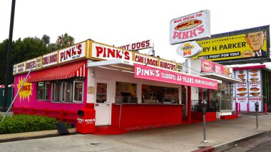 Los Angeles, California - 20 Temmuz 2024: Pink 's Hot Dogs, 1939' dan beri Los Angeles, 709 N La Brea Ave 'de bulunan bir Hollywood efsanesi.