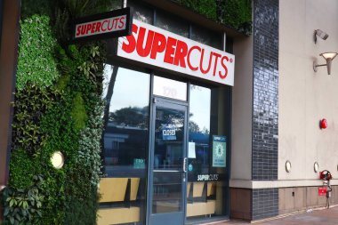 Batı Hollywood, California - 20 Temmuz 2024: Supercut kuaför salonu bayiliği