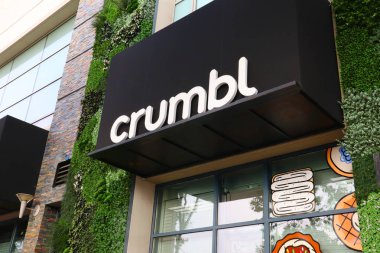 Batı Hollywood, California - 20 Temmuz 2024: Crumbl Cookies, Amerikan merkezli kurabiye şirketi
