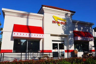 Los Angeles, California - 20 Temmuz 2024: In-N-Out Burger Restoranı. Öncelikli olarak Güneybatı ve Pasifik Sahili 'nde konumları olan Amerikan Fast Food Restoranlar zinciri. 