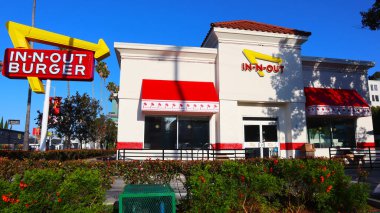 Los Angeles, California - 20 Temmuz 2024: In-N-Out Burger Restoranı. Öncelikli olarak Güneybatı ve Pasifik Sahili 'nde konumları olan Amerikan Fast Food Restoranlar zinciri. 