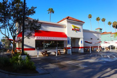 Los Angeles, California - 20 Temmuz 2024: In-N-Out Burger Restoranı. Öncelikli olarak Güneybatı ve Pasifik Sahili 'nde konumları olan Amerikan Fast Food Restoranlar zinciri. 