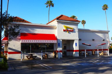 Los Angeles, California - 20 Temmuz 2024: In-N-Out Burger Restoranı. Öncelikli olarak Güneybatı ve Pasifik Sahili 'nde konumları olan Amerikan Fast Food Restoranlar zinciri. 