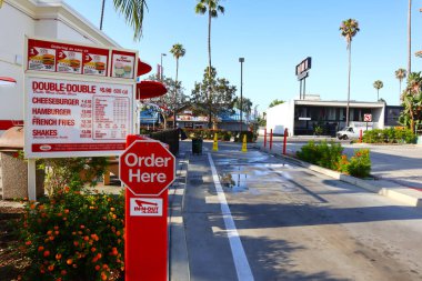 Los Angeles, California - 20 Temmuz 2024: In-N-Out Burger Restoranı. Öncelikli olarak Güneybatı ve Pasifik Sahili 'nde konumları olan Amerikan Fast Food Restoranlar zinciri. 