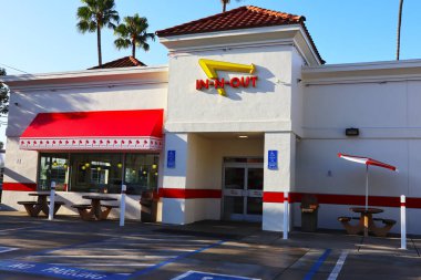 Los Angeles, California - 20 Temmuz 2024: In-N-Out Burger Restoranı. Öncelikli olarak Güneybatı ve Pasifik Sahili 'nde konumları olan Amerikan Fast Food Restoranlar zinciri. 