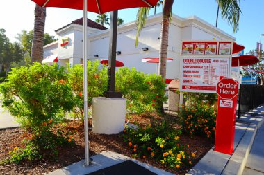 Los Angeles, California - 20 Temmuz 2024: In-N-Out Burger Restoranı. Öncelikli olarak Güneybatı ve Pasifik Sahili 'nde konumları olan Amerikan Fast Food Restoranlar zinciri. 