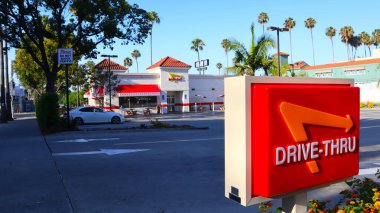 Los Angeles, California - 20 Temmuz 2024: In-N-Out Burger Restoranı. Öncelikli olarak Güneybatı ve Pasifik Sahili 'nde konumları olan Amerikan Fast Food Restoranlar zinciri. 
