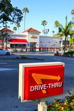 Los Angeles, California - 20 Temmuz 2024: In-N-Out Burger Restoranı. Öncelikli olarak Güneybatı ve Pasifik Sahili 'nde konumları olan Amerikan Fast Food Restoranlar zinciri. 