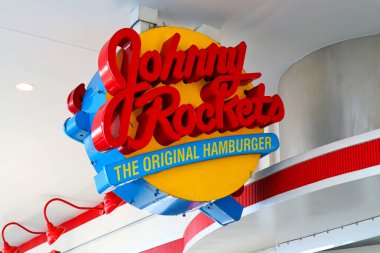 Hollywood, Los Angeles, California - 20 Temmuz 2024: Johnny Rockets, Orijinal Hamburger. Ovation Hollywood 'da ikonik burger, milkshake, patates kızartması ve eğlence.