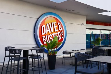 Hollywood, Los Angeles, California - 20 Temmuz 2024: Dave and Buster 's, Ovation Hollywood' daki Amerikan restoranı ve eğlence sektörü