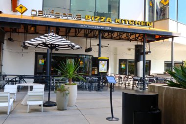 Hollywood, Los Angeles, California - 20 Temmuz 2024 Kaliforniya Pizza Mutfağı, Kaliforniya usulü pizza üzerine uzmanlaşmış ve BBBQ Tavuk Pizzası