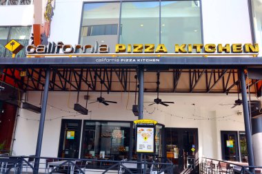 Hollywood, Los Angeles, California - 20 Temmuz 2024 Kaliforniya Pizza Mutfağı, Kaliforniya usulü pizza üzerine uzmanlaşmış ve BBBQ Tavuk Pizzası