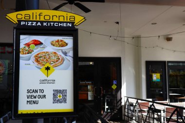 Hollywood, Los Angeles, California - 20 Temmuz 2024 Kaliforniya Pizza Mutfağı, Kaliforniya usulü pizza üzerine uzmanlaşmış ve BBBQ Tavuk Pizzası