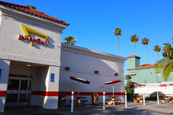 Los Angeles, California - 20 Temmuz 2024: In-N-Out Burger Restoranı. Öncelikli olarak Güneybatı ve Pasifik Sahili 'nde konumları olan Amerikan Fast Food Restoranlar zinciri. 