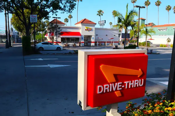 Los Angeles, California - 20 Temmuz 2024: In-N-Out Burger Restoranı. Öncelikli olarak Güneybatı ve Pasifik Sahili 'nde konumları olan Amerikan Fast Food Restoranlar zinciri. 