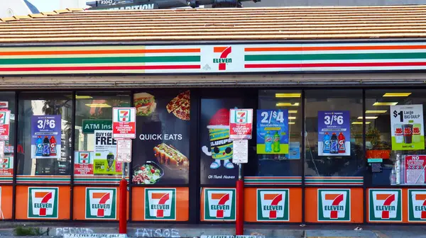 Hollywood, Los Angeles, California - 20 Temmuz 2024: 7-ELEVEN Mağazası, ünlü bakkal dükkânı