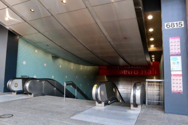 Hollywood, Los Angeles, California - 9 Temmuz 2024: Hollywood Highland METRO Tren İstasyonunun girişi