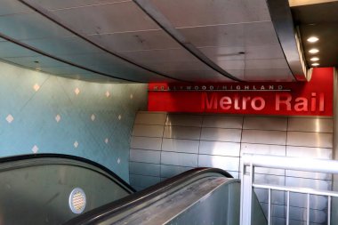 Hollywood, Los Angeles, California - 9 Temmuz 2024: Hollywood Highland METRO Tren İstasyonunun girişi