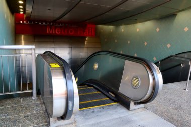 Hollywood, Los Angeles, California - 9 Temmuz 2024: Hollywood Highland METRO Tren İstasyonunun girişi