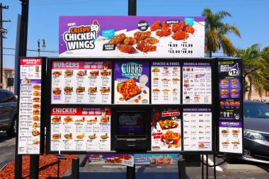 Los Angeles, Kaliforniya - 9 Temmuz 2024: Jack in the Box American Fast Food Restoran zinciri, servis edilen tavuk, patates kızartması, hamburger, çizburger, sandviç, taco ve börek
